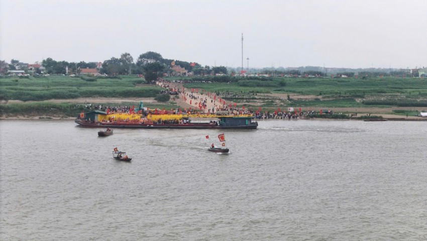 Đoàn thuyền di chuyển.
					
				
			
			Đoàn thuyền di chuyển.