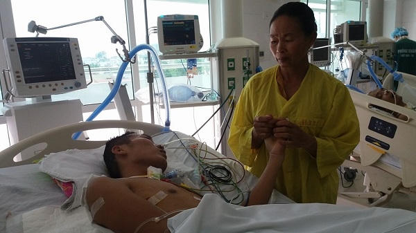 Nước mắt, nỗi đau của người mẹ vốn mang bệnh tật trong người càng thêm thương xót khi giờ đây trụ cột của gia đình khả năng bị tàn phế và phải dùng xe lăn suốt cuộc đời.