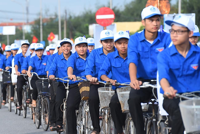Hàng trăm đoàn viên thanh niên đạp xe hưởng ứng Tuần lễ biển và hải đảo Việt Nam và kỷ niệm Ngày Đại dương thế giới năm 2016 (Ảnh: VGP/Quang Hiếu).