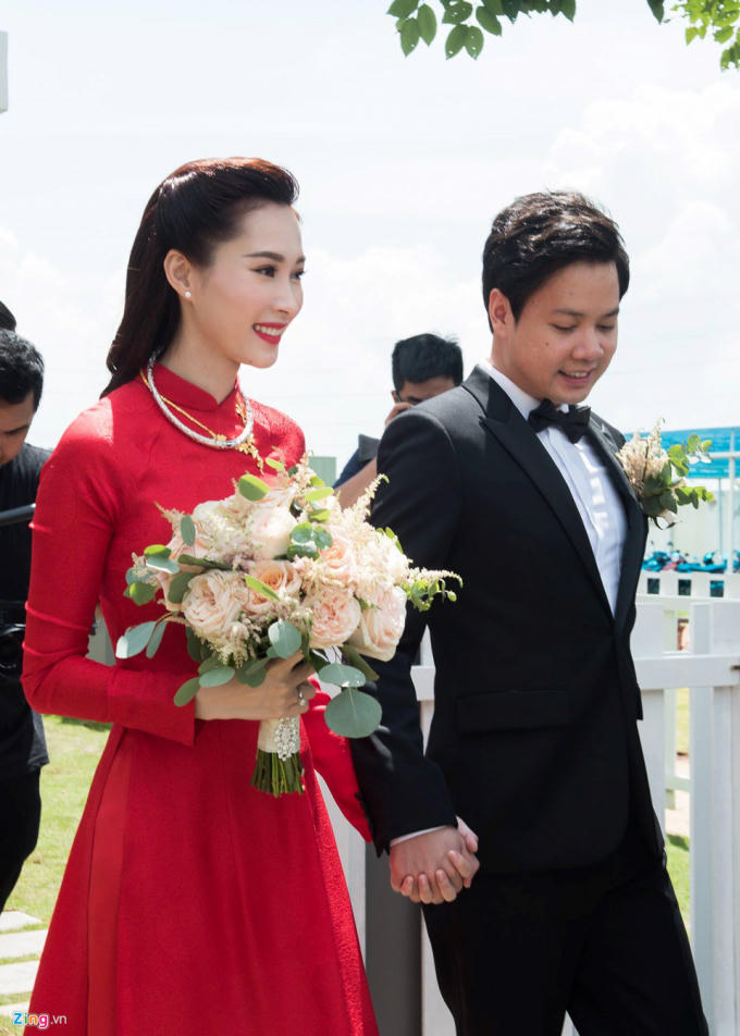 Đ&aacute;m cưới hoa hậu Đặng Thu Thảo: C&ocirc; d&acirc;u rơm rớm nước mắt hạnh ph&uacute;c b&ecirc;n chồng