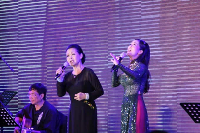 Nhật Hạ truyền cảm, dịu d&agrave;ng trong đ&ecirc;m nhạc Kh&aacute;nh Ly - V&ograve;ng tay nh&acirc;n &aacute;i