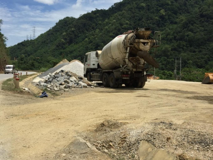 Các nguyên vật liệu của trạm trộn bê tông ngang nhiên để cạnh hành lang giao thông.