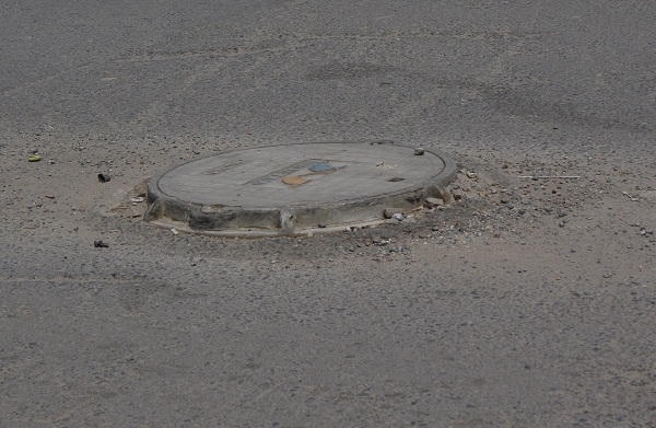 Dư luận đặt ra câu hỏi, tại sao chủ đầu tư thi công công trình lại đặt những chiếc nắp cống cao như vậy?