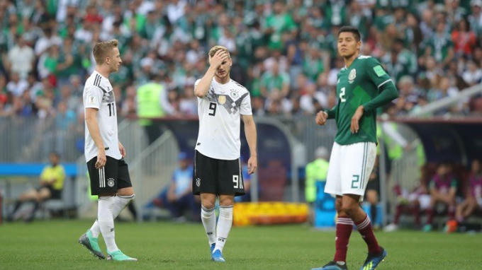 Các cầu thủ của ĐT Đức không thể xuyên thủng hàng phòng ngự của Mexico.