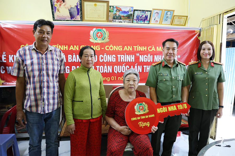 Lãnh đạo Phòng Công tác chính trị Công an 02 tỉnh An Giang và Cà Mau trao nhà cho gia đình bà Đặng Kim Em