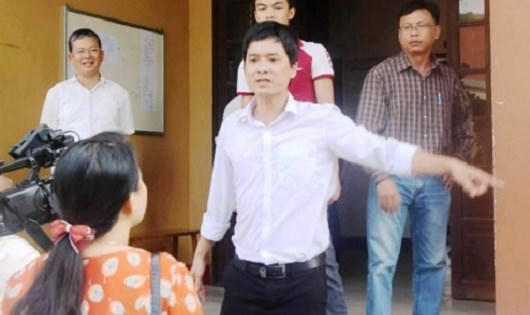Vụ PV bị trưởng phòng chê già, xấu nên không tiếp.