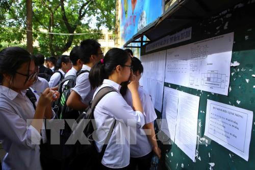 Thí sinh xem số báo danh tại trường THPT Việt Đức. (Ảnh: TTXVN)
