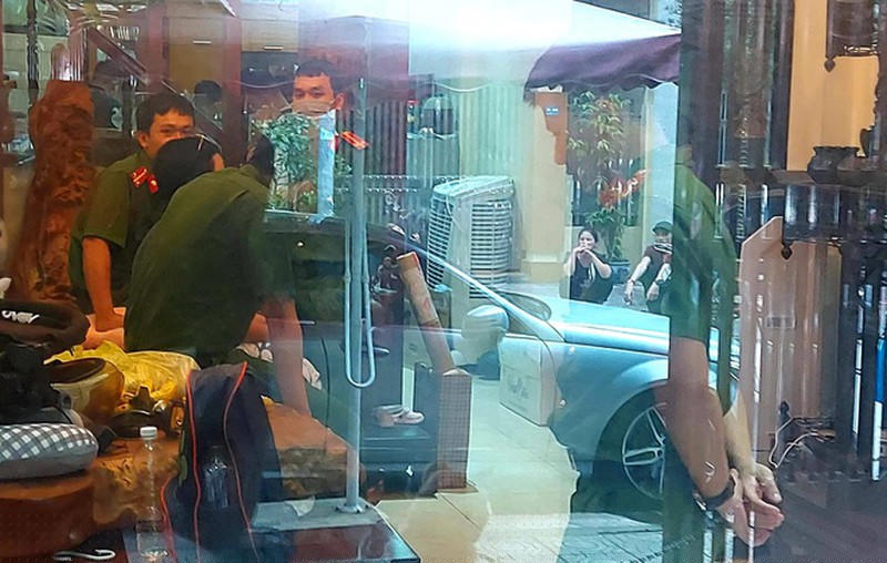 Lực lượng chức năng khám xét nhà Nguyễn Ngọc Anh.