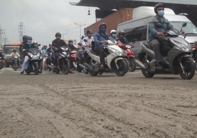 Người dân lưu thông rất khó khăn.