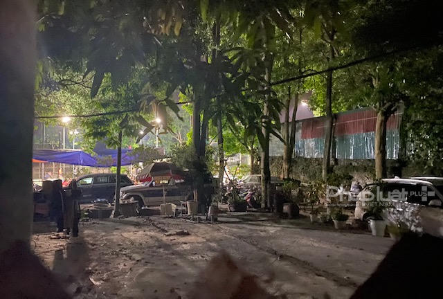 Nhiều ô tô đỗ bên trong khu vui chơi tại số 48 ngách 35 ngõ 76 phố An Dương, phường Tứ Liên, quận Tây Hồ.