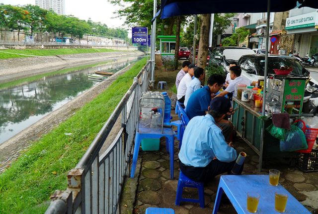 Đồng quan điểm với cô An, ông Tuấn (bán trà đá sát sông Tô Lịch, đường Nguyễn Đình Hoàn) cho biết: “Vào những ngày nắng nóng, rồi xuất hiện mưa rào thì mùi hôi thối bốc lên nồng nặc, ai đi qua cũng phải bịt mũi. Vậy mà gần đây không còn phải khổ sở nữa, quan sát bằng mắt thường thấy nước sông cũng sạch hơn thật”.