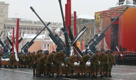 Phần diễu hành của các quân nhân trong quân phục, vũ khí năm 1941.