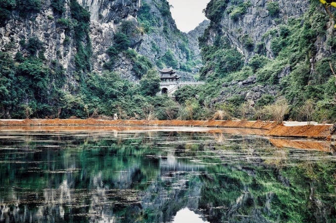 Bao quanh 4 bề là núi, tạo ra một thế giới riêng biệt. Phong cảnh nơi đây mờ ảo, hùng vĩ, nên thơ. Động Am Tiêm khiến dân phượt mê tít. (ảnh Phi Ba Tơ)