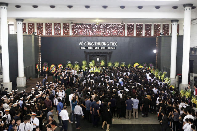 Toàn cảnh lễ viếng PGS Văn Như Cương.