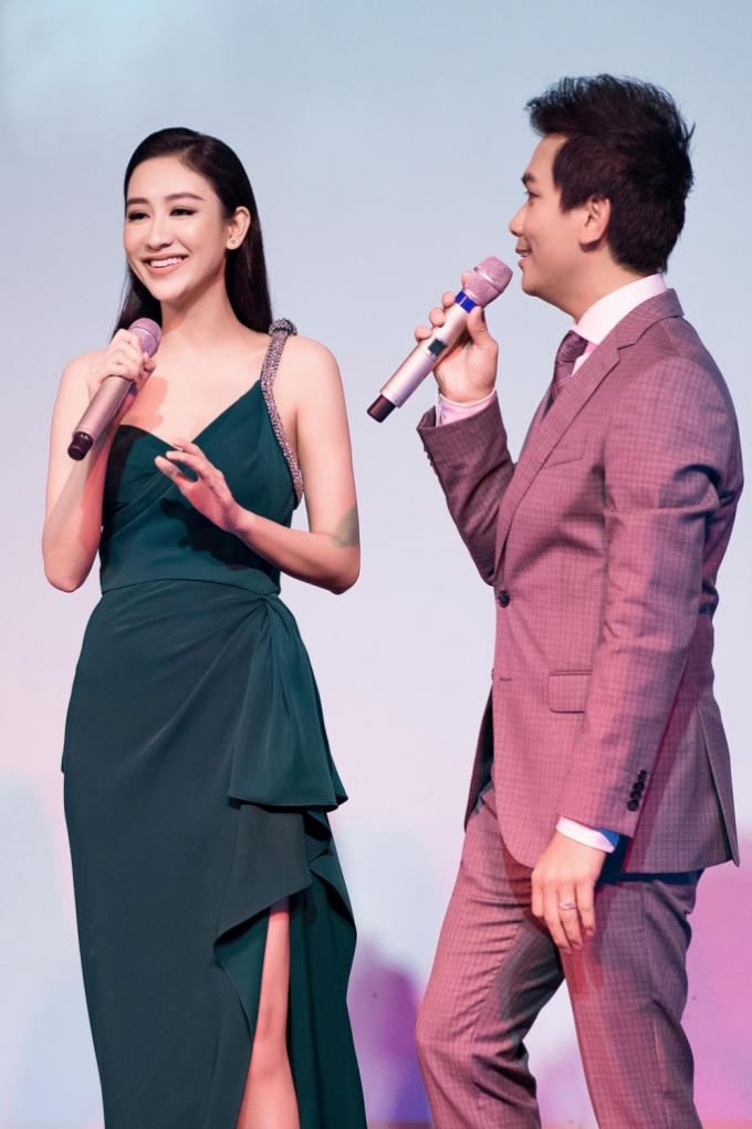 Hai người đẹp đã có dịp song ca rất ăn ý cùng với Mạnh Quỳnh.