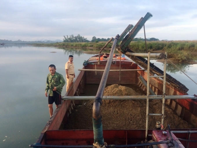 Chủ sà lan Nguyễn Văn Thảo (SN 1976, trú tại xã Liên Minh, huyện Đức Thọ) đang hút cát trái phép thì bị tổ công tác bắt quả tang.