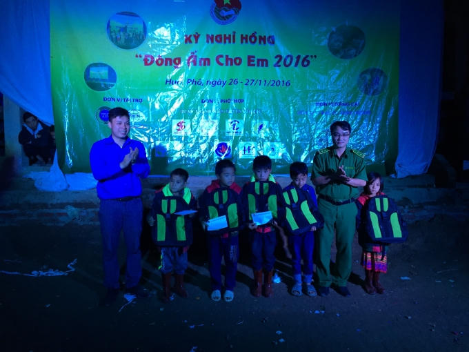 Chương trình giao lưu ca nhạc, lửa trại và tặng quà cho các em nhỏ