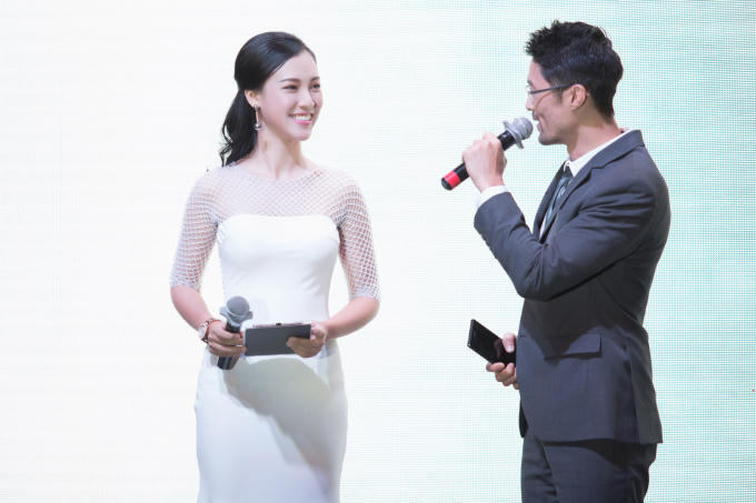 Hoàng Oanh cuốn hút, sánh đôi trên sân khấu với Johnny Trí Nguyễn.
