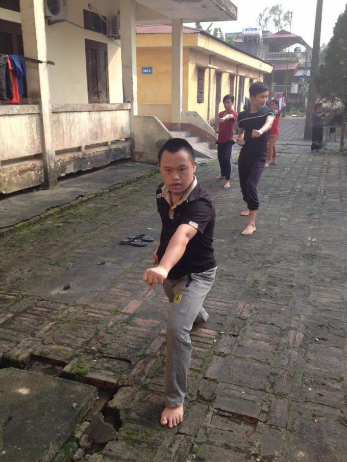 Các em tập luyện trong hoàn cảnh khó khăn, không võ phục, dụng cụ hỗ trợ tập luyện.