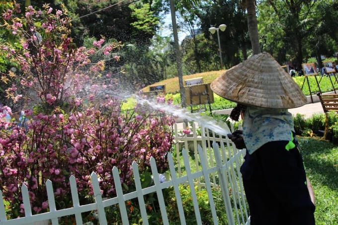 Thời tiết nắng nóng khiến hoa rất nhanh héo nên các nhân viên ở đây phải tưới nước liên tục.  Thời gian tưới nhiều nhất và từ 11h trưa đến 15h chiều.
