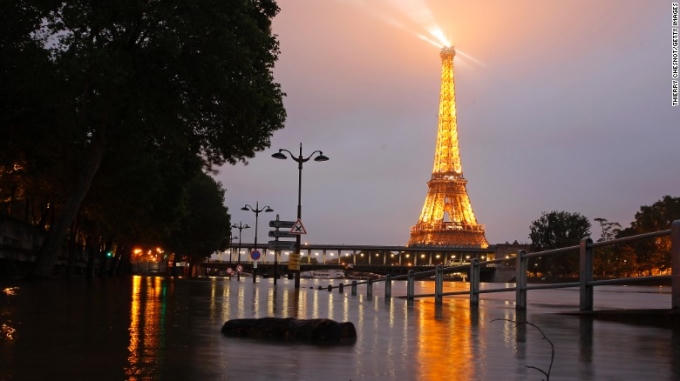 Những trận mưa lớn kéo dài trên khắp châu Âu làm ít nhất 10 người thiệt mạng. (Ảnh: Getty)