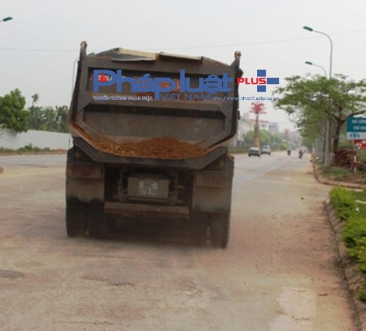 Đất đai rơi vương vãi trên đường.