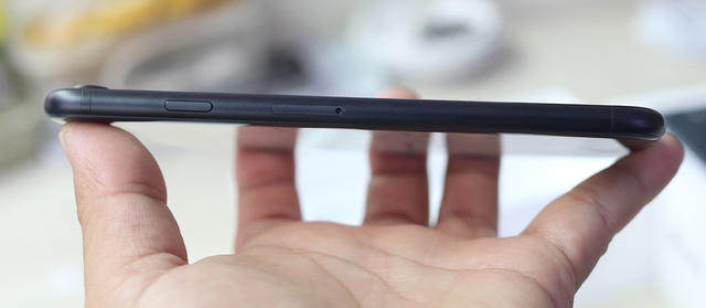 Cạnh phải với n&uacute;t nguồn v&agrave; khe cắm SIM