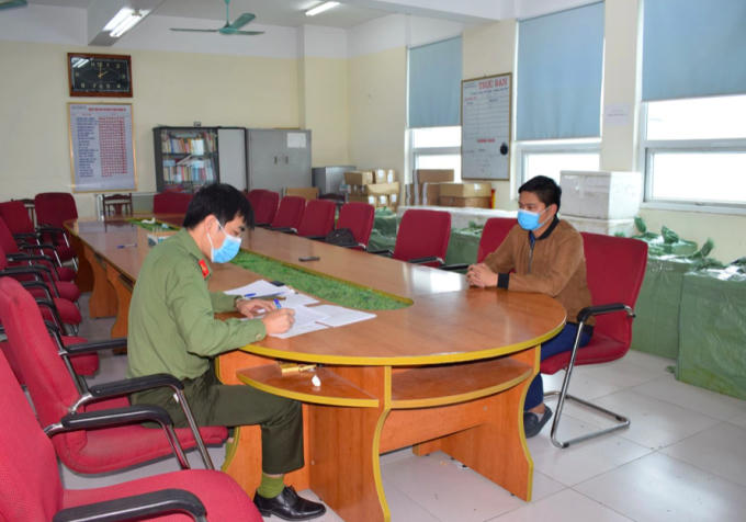 Công an làm việc với một trong hai đối tượng.