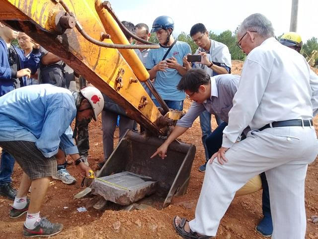 Tấm bia đá được tìm thấy.