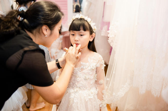 Xu&acirc;n Lan mời mẹ con HH H&agrave; Kiều Anh tr&igrave;nh diễn trong Tuần lễ thời trang trẻ em Việt Nam