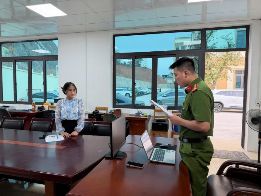 Cảnh sát đọc các quyết định tố tụng với bị can Nguyễn Thị Thanh Hiên - Giám đốc Công ty HKV. Ảnh: Công an Lào Cai.