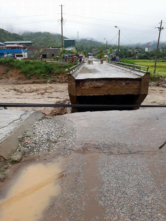 Mưa lũ làm sập cầu cứng ở xã Gia Phù, huyện Phù Yên.
