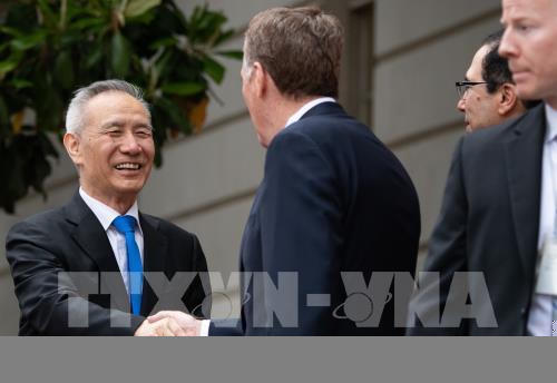 Phó Thủ tướng Trung Quốc Lưu Hạc (trái) bắt tay Đại diện Thương mại Mỹ Robert Lighthizer (giữa) tại vòng đàm phán ở Washington DC, Mỹ, ngày 9/5. Ảnh: AFP/TTXVN