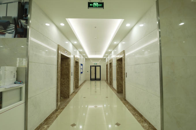 Hành lang thoáng đãng, sạch đẹp bên trong các tòa nhà của khu Ruby. Chủ đầu tư dùng những vật liệu cao cấp nhất, được thi công bởi hai nhà thầu uy tín là Coteccons và Delta.