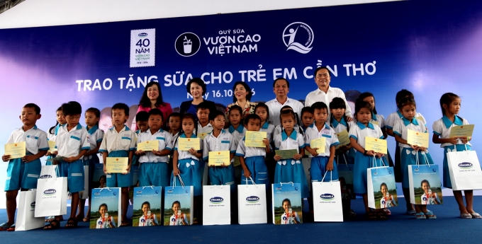 Các đại biểu trao tặng sữa cho các em học sinh trường tiểu học Giai Xuân 1