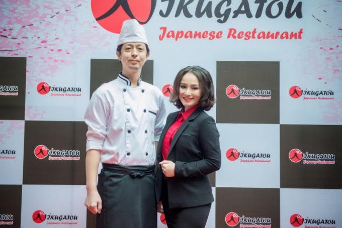 Ảnh Thu Phượng chụp với đầu bếp và doanh nhân người Nhật