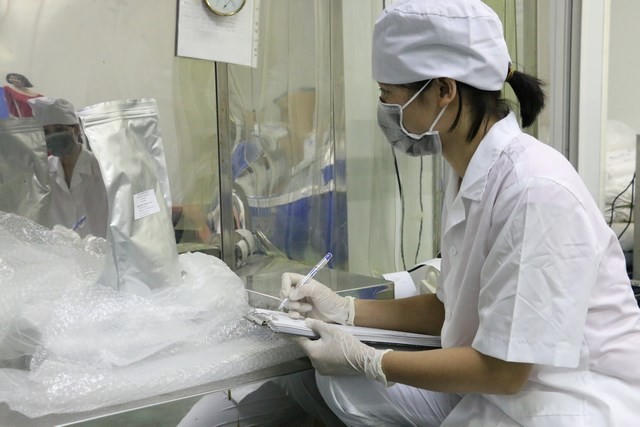 Lấy mẫu kiểm nghiệm về chất lượng, an toàn, tập trung lấy mẫu kiểm nghiệm các sản phẩm thực phẩm có nguy cơ pha trộn chất cấm sử dụng trong sản xuất, kinh doanh thực phẩm bảo vệ sức khỏe