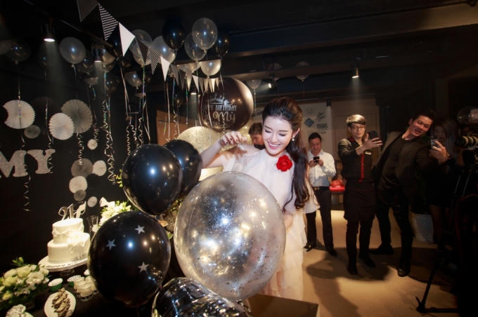 Á hậu Huyền My hạnh phúc đón tuổi mới bên bố mẹ