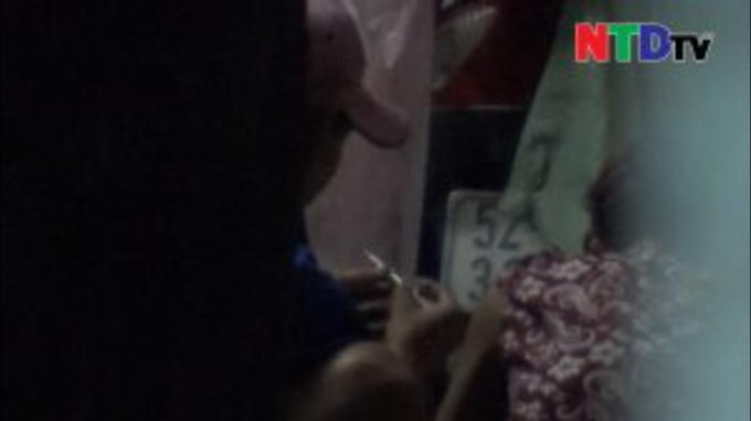 ...và cho vật nghi ma túy vào ống tiêm