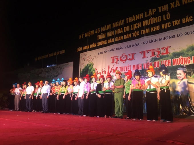 Phụ nữ dân tộc thái đội mũ bảo hiểm tằng cẩu tại Yên Bái.