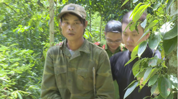 Công an dẫn giải Hà Văn Hoành đến để thực nghiệm hiện trường.