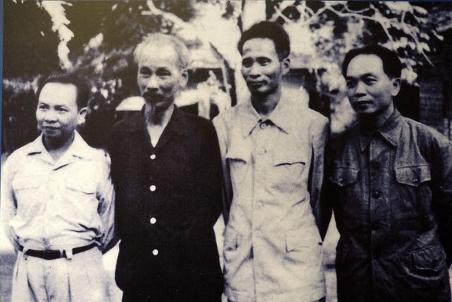 Chủ tịch Hồ Chí Minh, Tổng Bí thư Trường Chinh, Phó Thủ tướng Phạm Văn Đồng và Đại tướng Võ Nguyên Giáp ở xã Bản Ngoại, huyện Đại Từ, Thái Nguyên, tháng 9/1954.