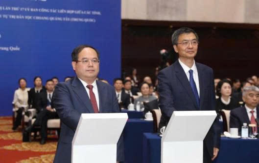 Ông Quản Minh Cường, Ủy viên Trung ương Đảng Cộng sản Việt Nam, Bí thư Tỉnh ủy, Trưởng Đoàn ĐBQH tỉnh Quảng Ninh và ông Trần Cương, Ủy viên Trung ương Đảng Cộng sản Trung Quốc, Bí thư Khu ủy, Chủ nhiệm Ủy ban Thường vụ Đại hội đại biểu nhân dân Khu tự trị dân tộc Choang Quảng Tây ấn nút khởi động xây dựng Cửa khẩu thông minh Móng Cái (Việt Nam) - Đông Hưng (Trung Quốc) tại TP Nam Ninh (Quảng Tây, Trung Quốc).
