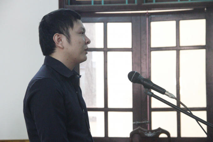 Nguyễn Văn Tiến trước vành móng ngựa trong phiên xét xử.