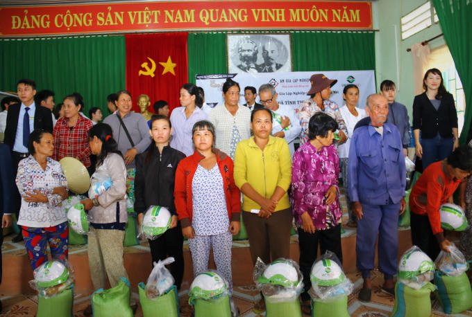Bà con nhận được quà cảm động trước sự quan tâm của doanh nghiệp.