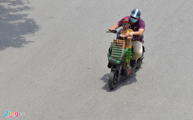 Nắng nóng khiến trẻ có nguy cơ mắc rất nhiều bệnh. Ảnh: Lê Hiếu.