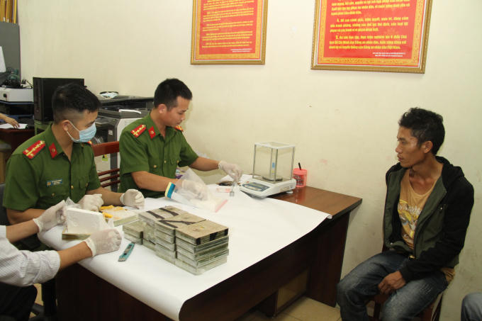 Đối tượng Hạng A Kỷ cùng tang vật bị Công an tỉnh Yên Bái bắt giữ. Ảnh: Lê Phiên