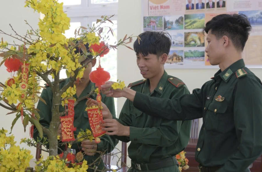 Cán bộ, chiến sĩ Đồn Biên phòng Đắk Lao trang trí Tết tại đơn vị. Ảnh: Báo Lâm Đồng
Cán bộ, chiến sĩ Đồn Biên phòng Đắk Lao trang trí Tết tại đơn vị. Ảnh: Báo Lâm Đồng
Cán bộ, chiến sĩ Đồn Biên phòng Đắk Lao trang trí Tết tại đơn vị. Ảnh: Báo Lâm Đồng