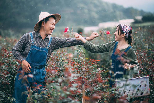 Khi đ&atilde; n&oacute;i chuyện một thời gian th&igrave; anh quyết định tỏ t&igrave;nh với n&agrave;ng, d&ugrave; trong l&ograve;ng rất lo sợ sẽ đối diện với c&acirc;u chối từ.