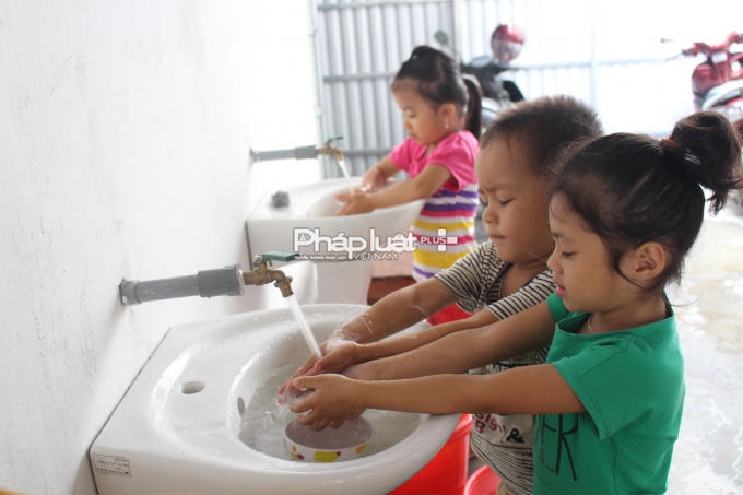 Hằng ngày, hơn 550 em học sinh vẫn phải sử dụng nguồn nước giếng khoan nghi không an toàn.